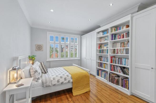 5 bed Semi-Detached for sale Image 9