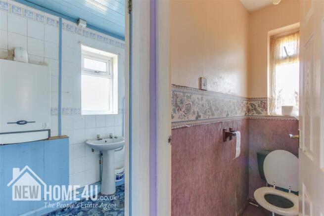 FAMILY BATHROOM: