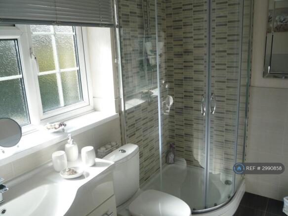 4 bed Detached to rent Image 5