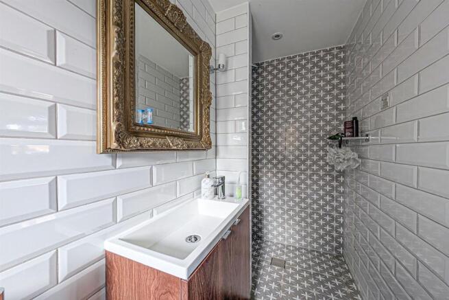 Bed 2 ensuite.jpg