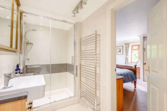 En-suite Showe...