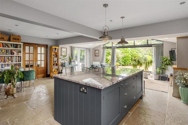 4 bed Detached for sale Image 8