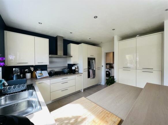 KITCHEN/DINING ROOM