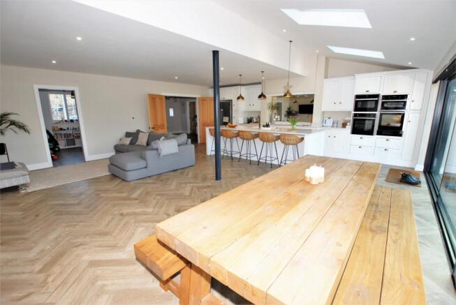 Kitchen/dining rm
