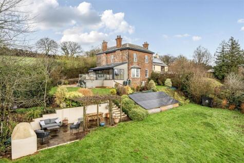 Cheriton Fitzpaine, Crediton