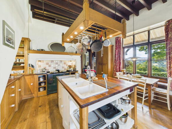 6 bed Detached to rent Image 6