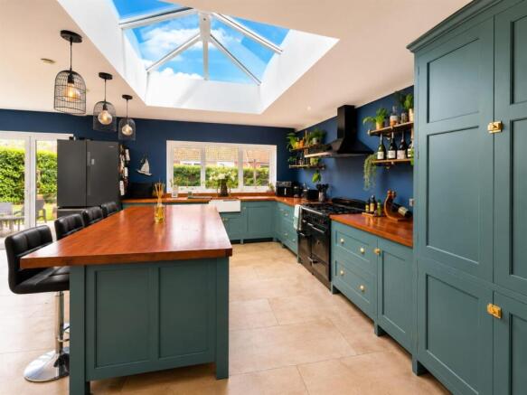 4 bed Detached for sale Image 6