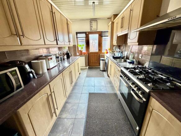 8 bed Detached for sale Image 7