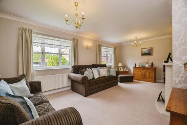5 bed Bungalow for sale Image 7