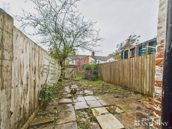 CAM03218G0-PR0818-STILL009-thumbnail-h750-70