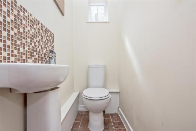 5 bed Detached for sale Image 10