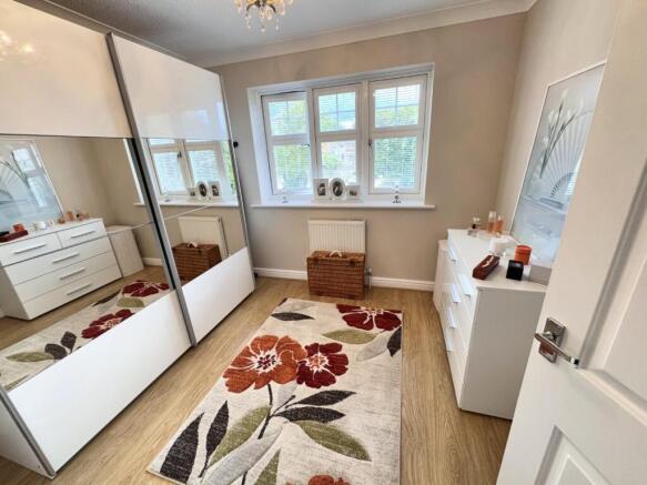 BEDROOM (FRONT)
