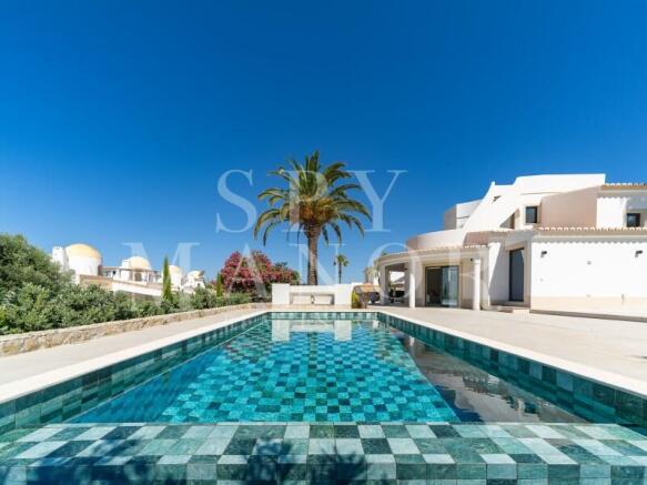 Heated swimming pool and terrace of a modern 4-bedroom detached villa for sale in Carvoeiro