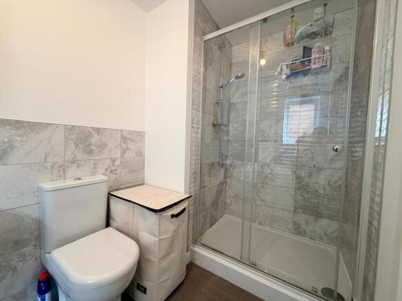 5 bed Detached to rent Image 12