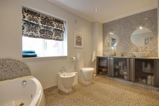 6 bed Detached for sale Image 12
