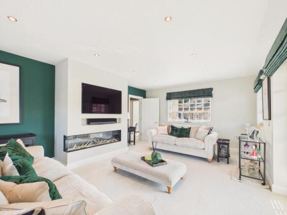 5 bed Detached for sale Image 7