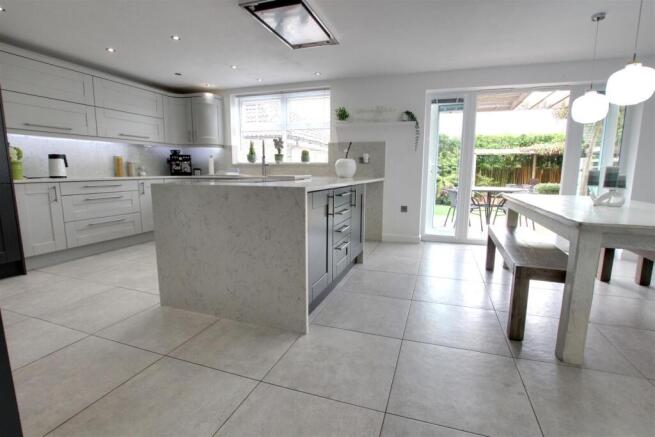 5 bed Detached for sale Image 8