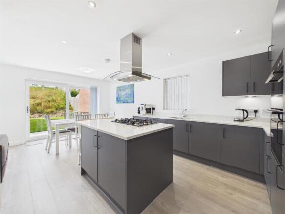 Open plan kitchen/dining/living: