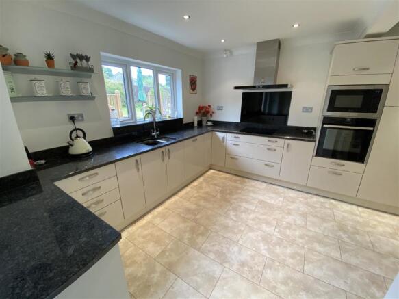 KITCHEN/BREAKFAST ROOM