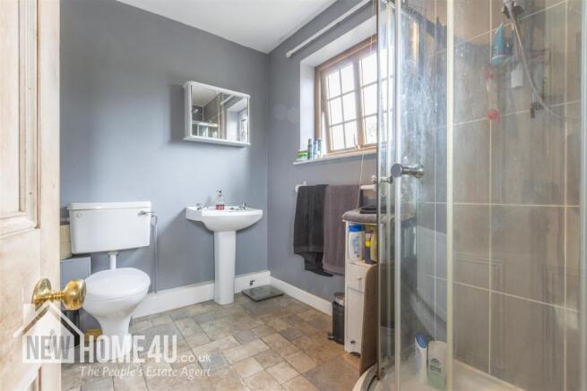 CLOAK / SHOWER ROOM: