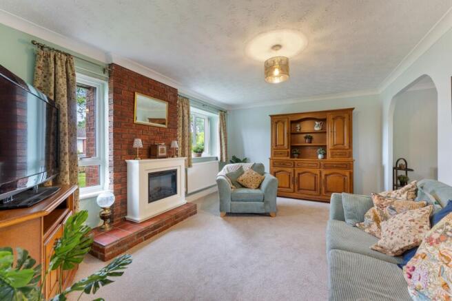 Detached Bungalow, Nestled Into Sought-After Delamere Park photo 4