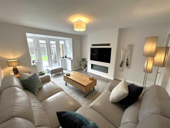 Generous Lounge With Bay-Window 051