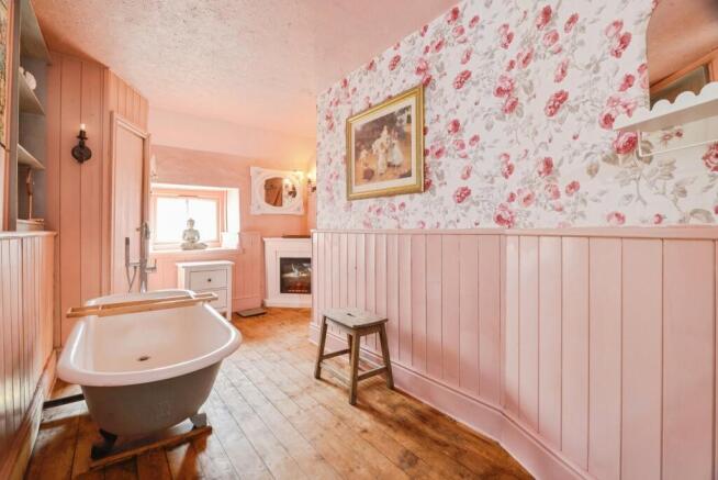 7 bed Link Detached House for sale Image 4