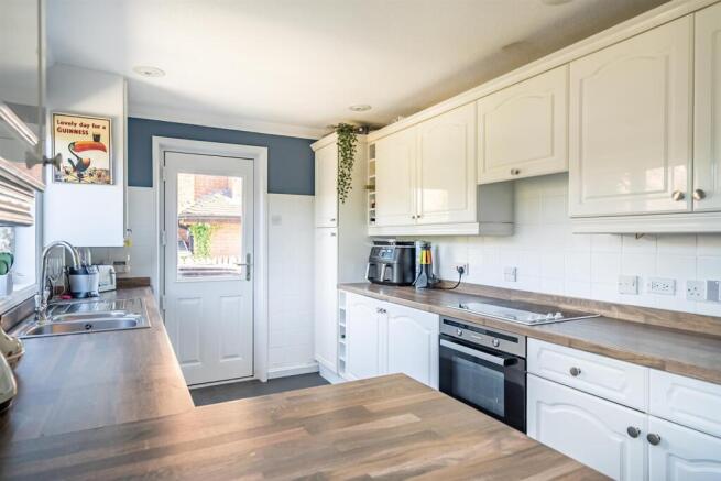 4 bed Detached for sale Image 10