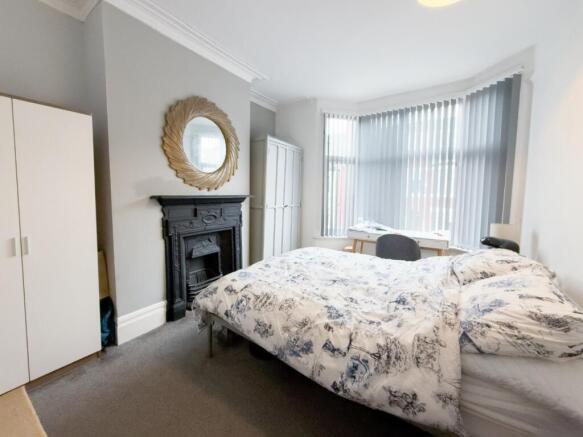 Bright double bedroom with bay window and desk...