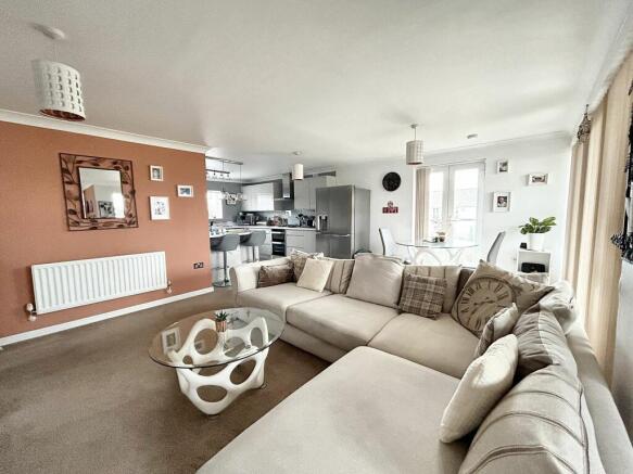 LOUNGE/DINING AREA