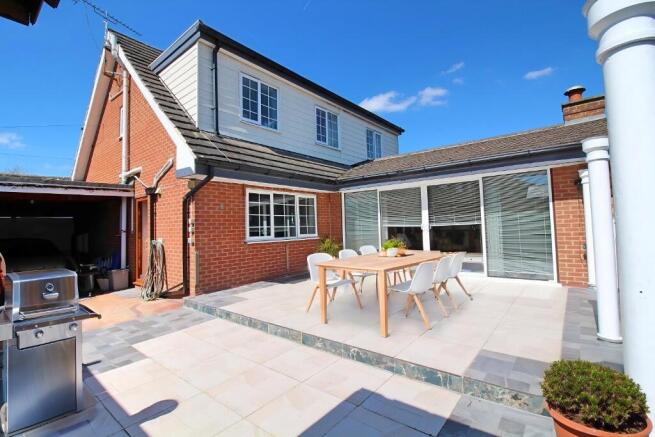 5 bed Detached for sale Image 8