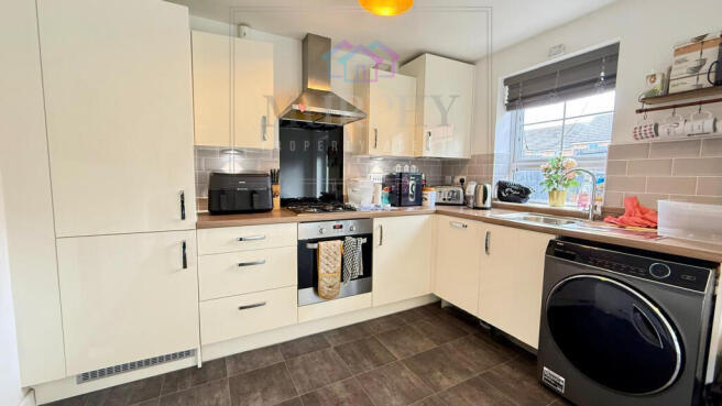 3 bed Semi-Detached for sale Image 8