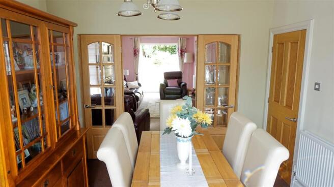 BAY FRONTED DINING R