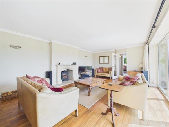 5 bed Detached for sale Image 8