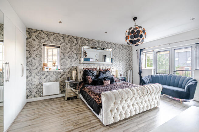 5 bed Detached for sale Image 11