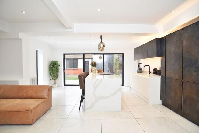 4 bed Semi-Detached for sale Image 6