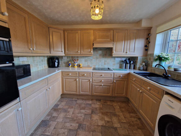 Larkspur Crescent, Yeovil, Somerset, BA21 3HL photo 2