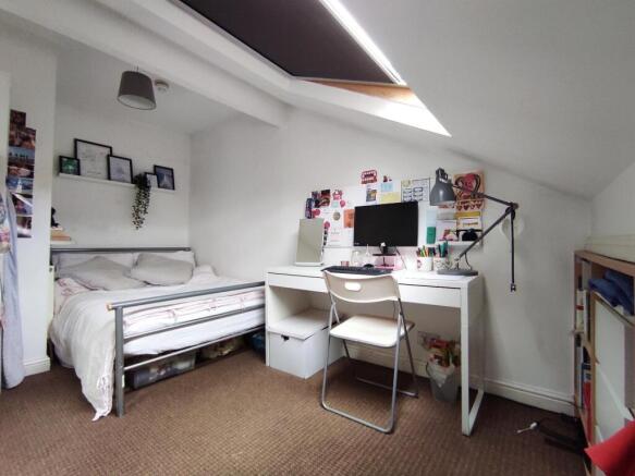 Bright, well-kept double bedroom in a loft-styl...