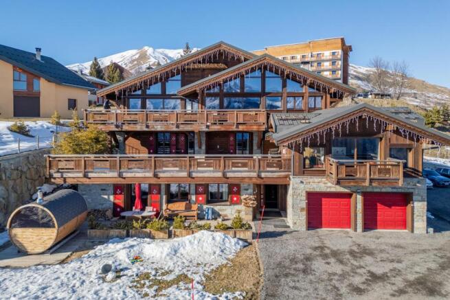 Outstanding chalet f