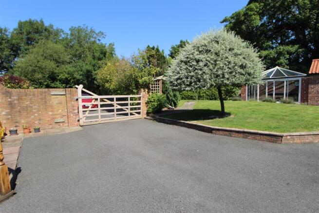 DETACHED GARAGE & DRIVEWAY