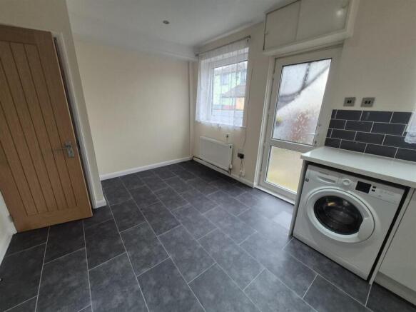 KITCHEN/DINING ROOM