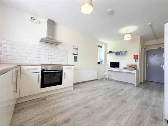8 bed Detached to rent Image 7
