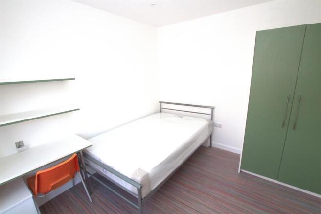 4 bed House to rent Image 4