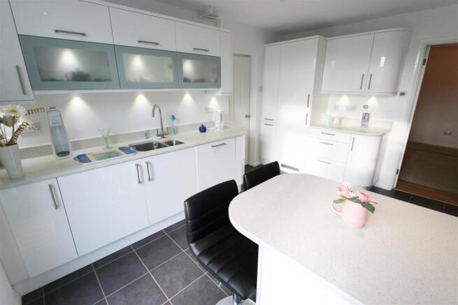 KITCHEN/BREAKFAST RO