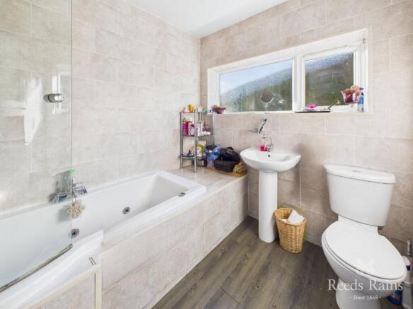 4 bed Bungalow for sale Image 11