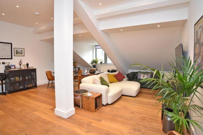 3 bed Flat for sale Image 6