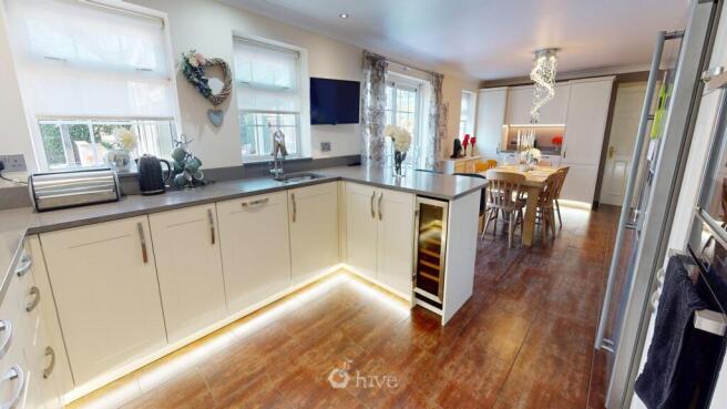 4 bed Detached for sale Image 6
