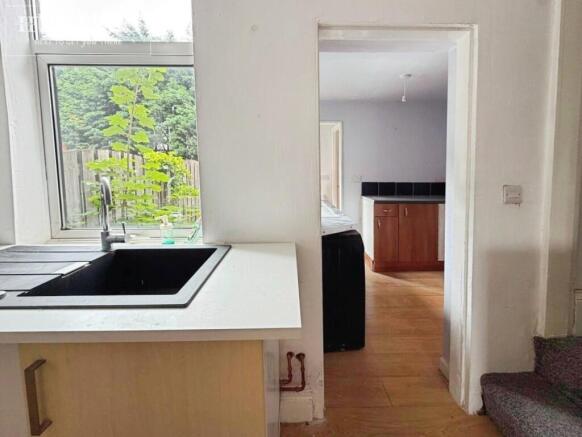 2 bed Terraced to rent Image 6