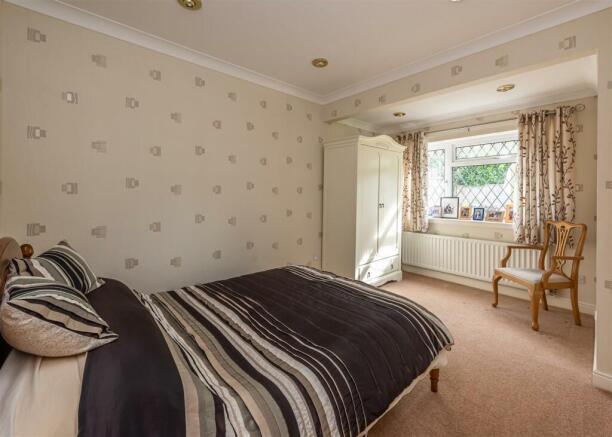 52 Station Road-bed2.jpg