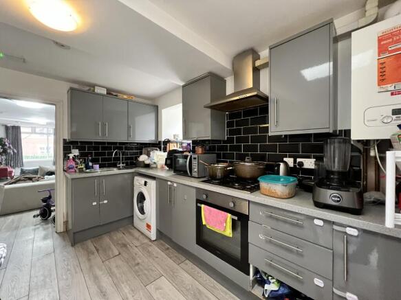 3 bed Apartment for sale Image 6